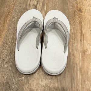 Columbia flip flops size 7 men’s